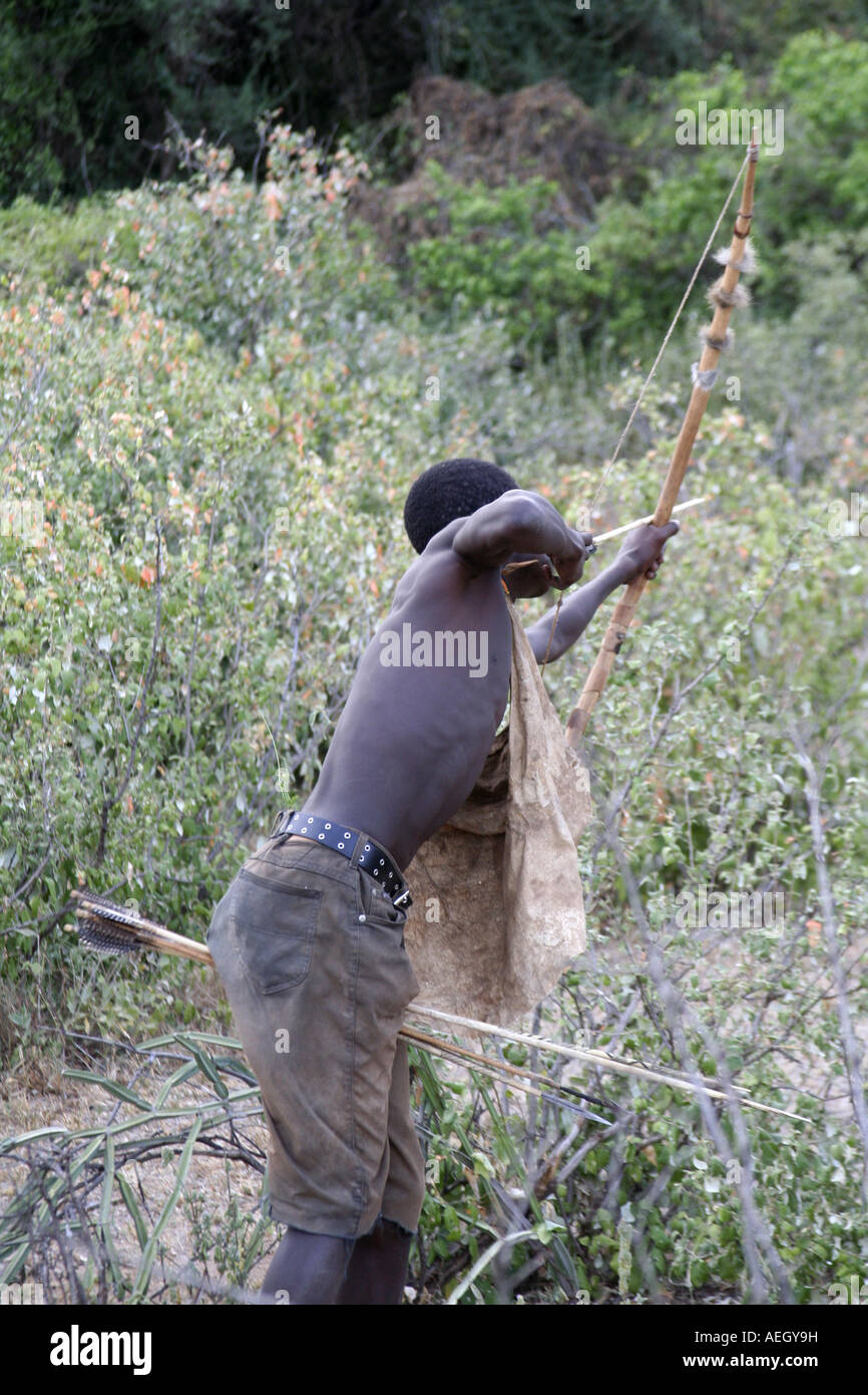 Hunter membre de tribu Hadza chasseurs-cueilleurs à la chasse avec arc et flèche près du lac Eyasi en Tanzanie Afrique de l'Est Banque D'Images