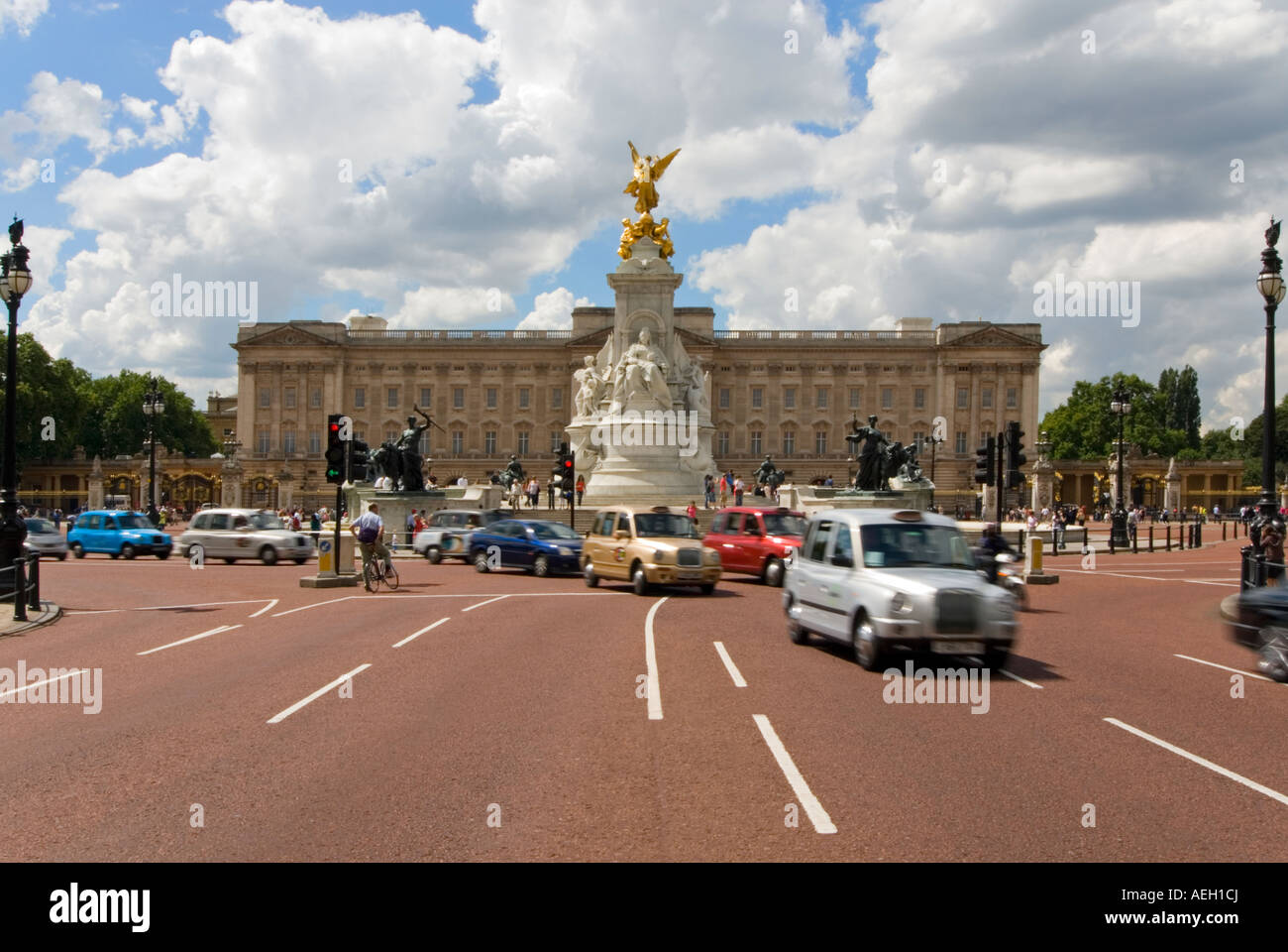 Grand angle horizontal de Buckingham Palace et du Victoria Memorial en haut de la galerie marchande avec des taxis qui passent aux beaux jours Banque D'Images