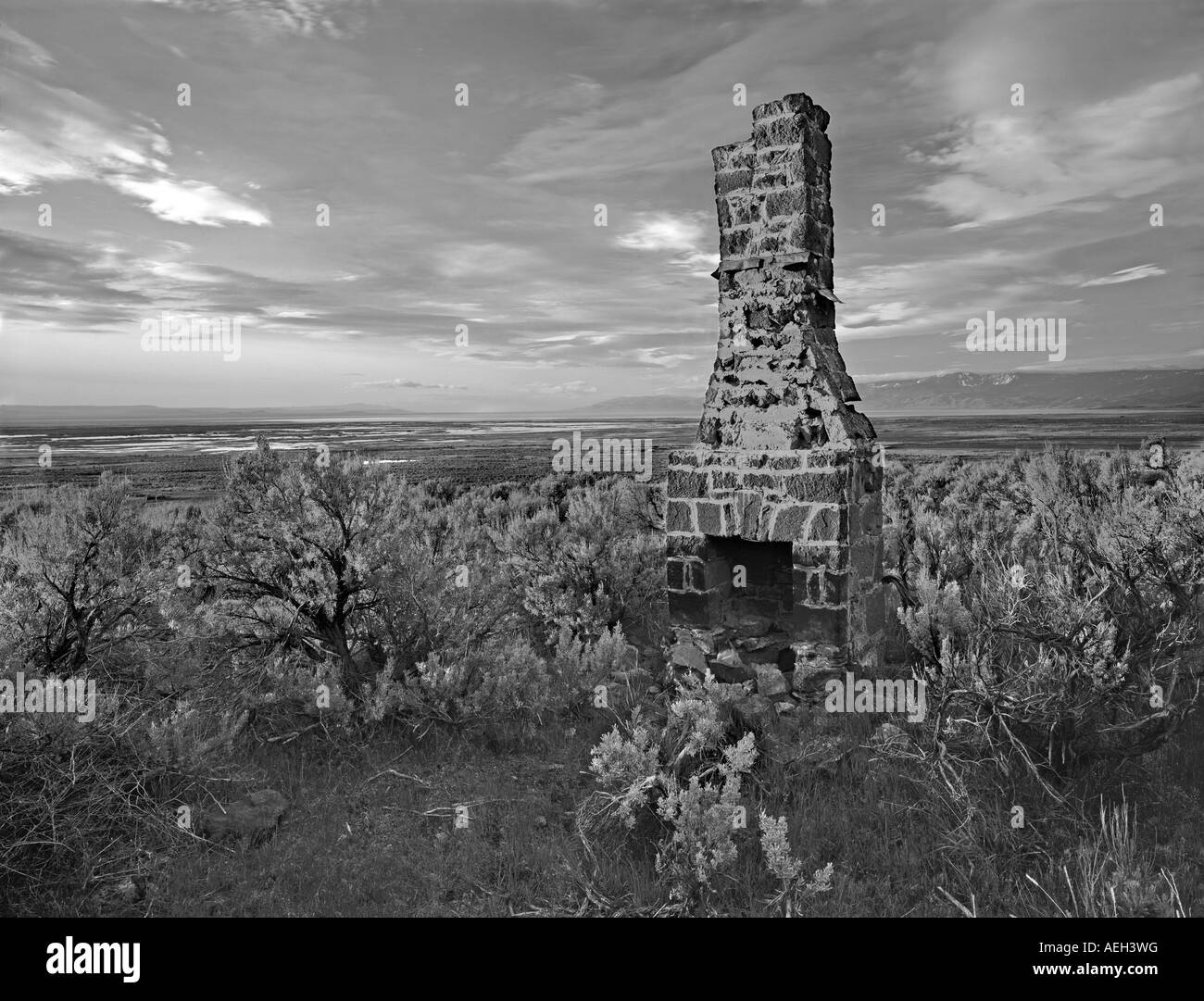 F00010L Cheminée tiff les vestiges d'anciennes diligences près de Summer Lake Michigan Banque D'Images
