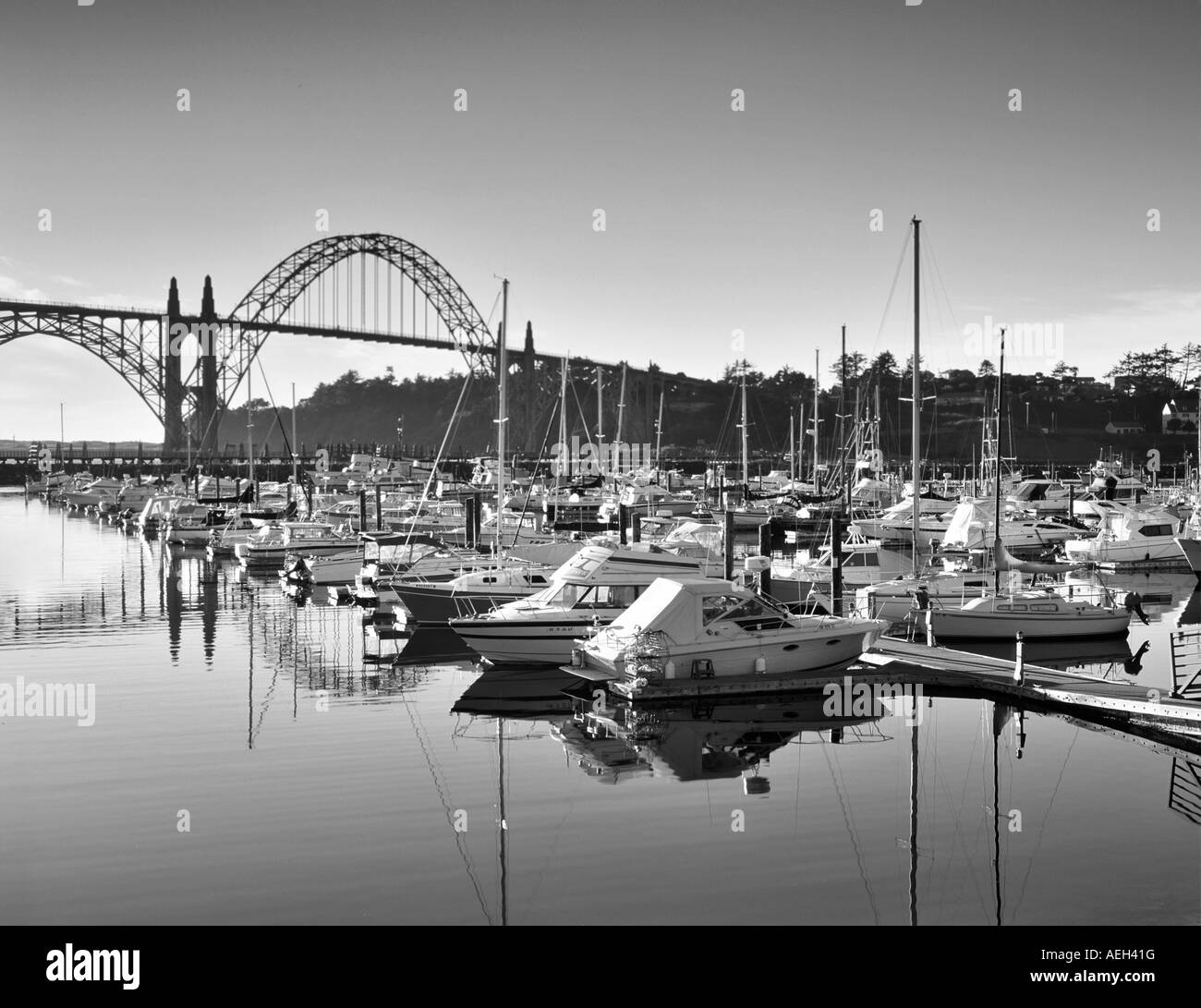 Bateaux dans Yaquina Bay bridge avec Newport Oregon Banque D'Images