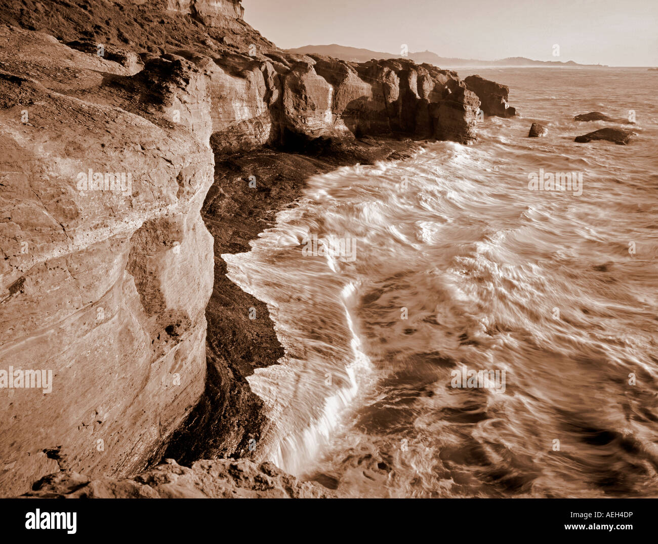 Les vagues du rivage près de Devil s Punchbowl Oregon Banque D'Images
