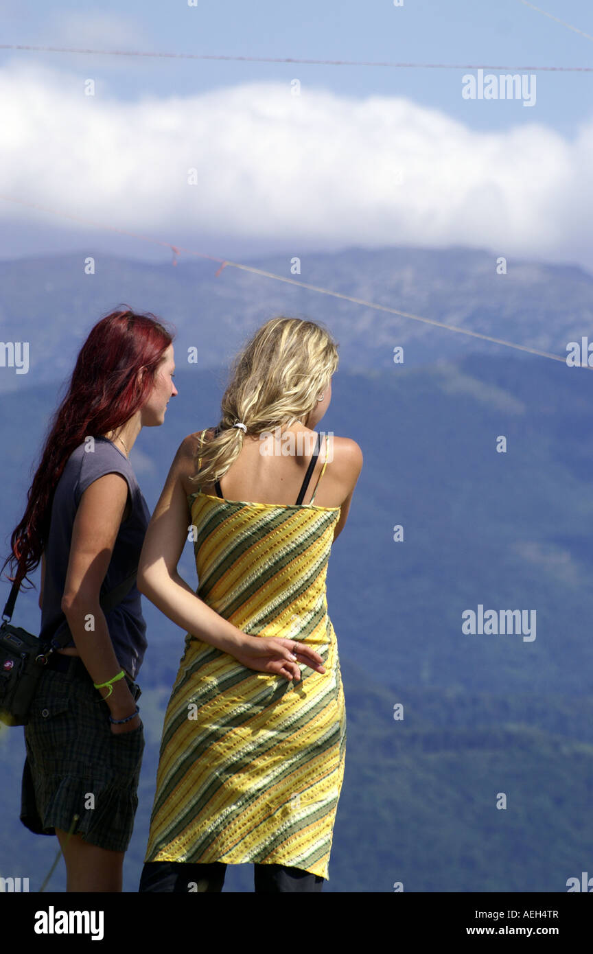 Deux filles adolescentes à parler dans les montagnes de la Slovaquie, de l'été. Banque D'Images