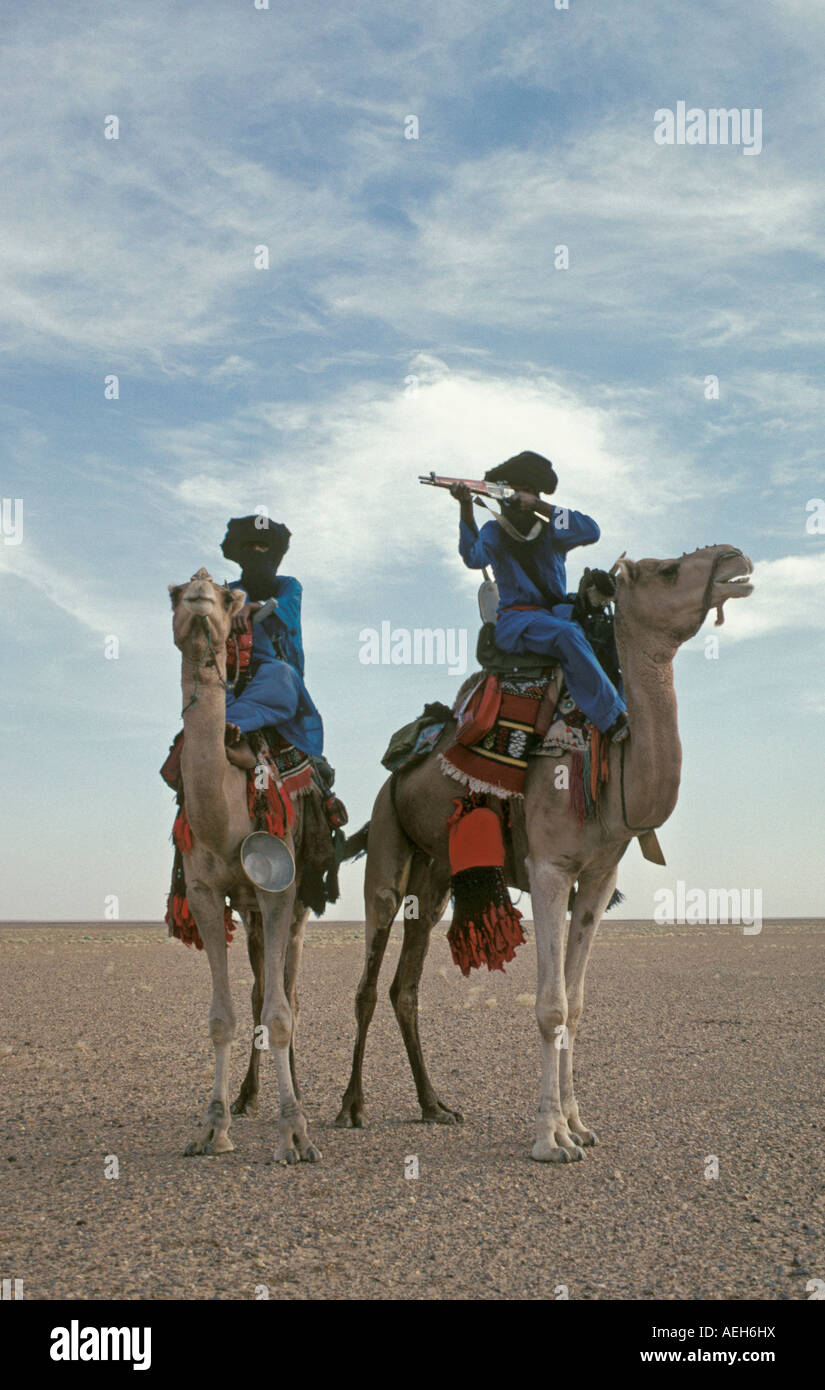 Mali Gao les hommes de tribu touareg au fusil assis sur des chameaux lors d rebellian début des années 90 Banque D'Images