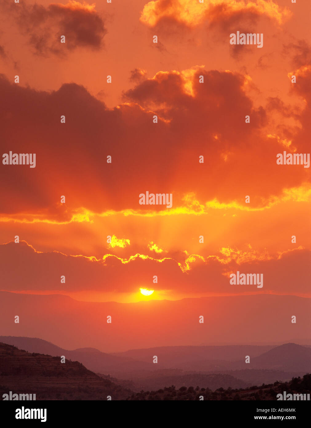 Coucher Soleil Nuages Avec Rayons De Soleil Près De Arizona