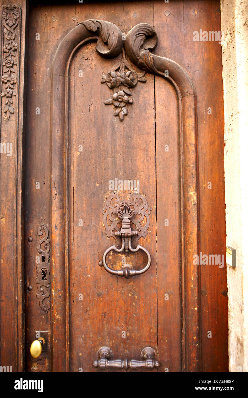 Vieux FRANÇAIS SCULPTÉ AVEC PORTE KNOCKER, Languedoc Rousillon, FRANCE Banque D'Images