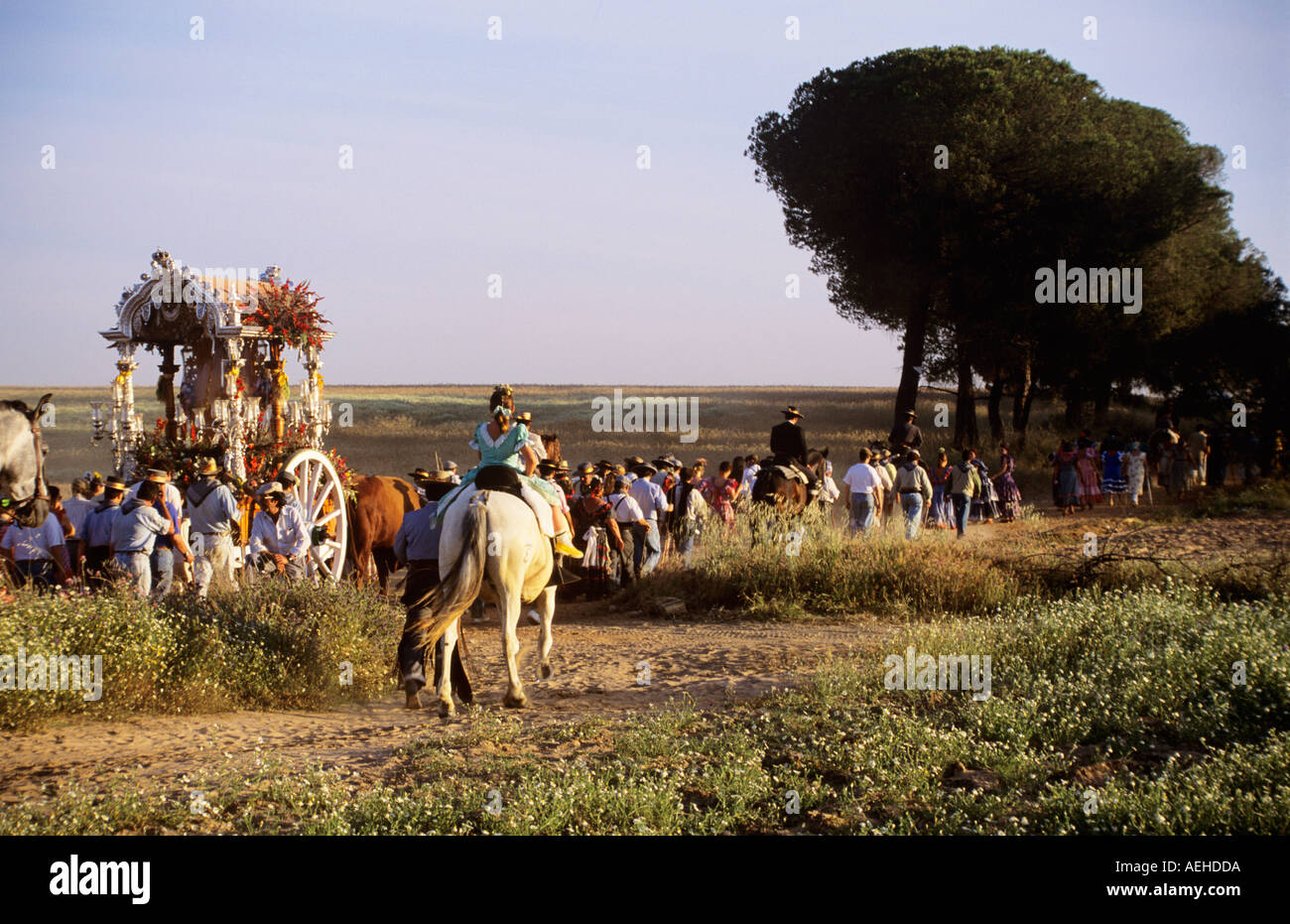 Pèlerinage Rocio Huelva, Andalousie, espagne. Pèlerins se rendant à pied ou à cheval à à El Rocio Banque D'Images