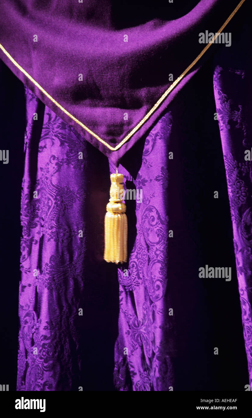 Semana Santa, ou Pâques Semaine sainte en Malaga, Andalousie. Corde violette avec gold tassel. Banque D'Images