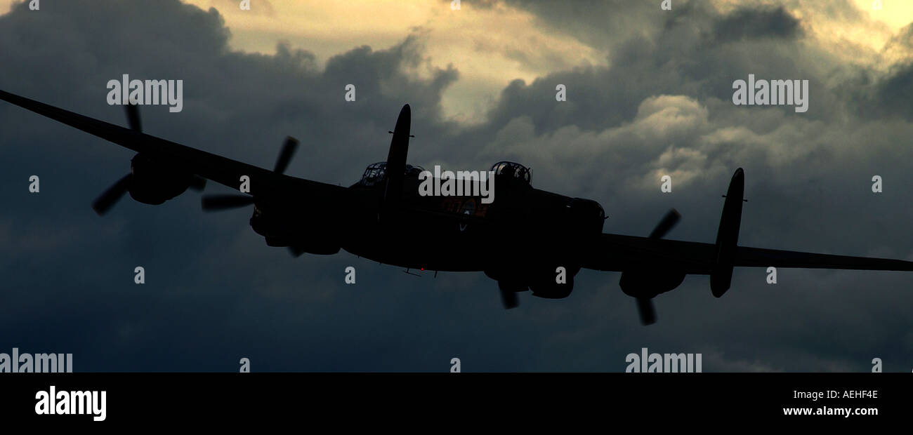 La DEUXIÈME GUERRE MONDIALE, un bombardier Lancaster de la Battle of Britain Memorial Flight contre un ciel d'orage. Banque D'Images