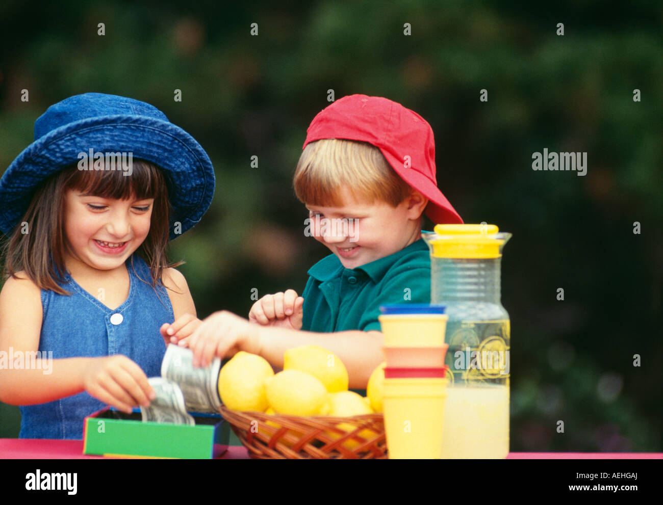 Les enfants 5 6 En comptant l'argent en souriant de décrochage Banque D'Images