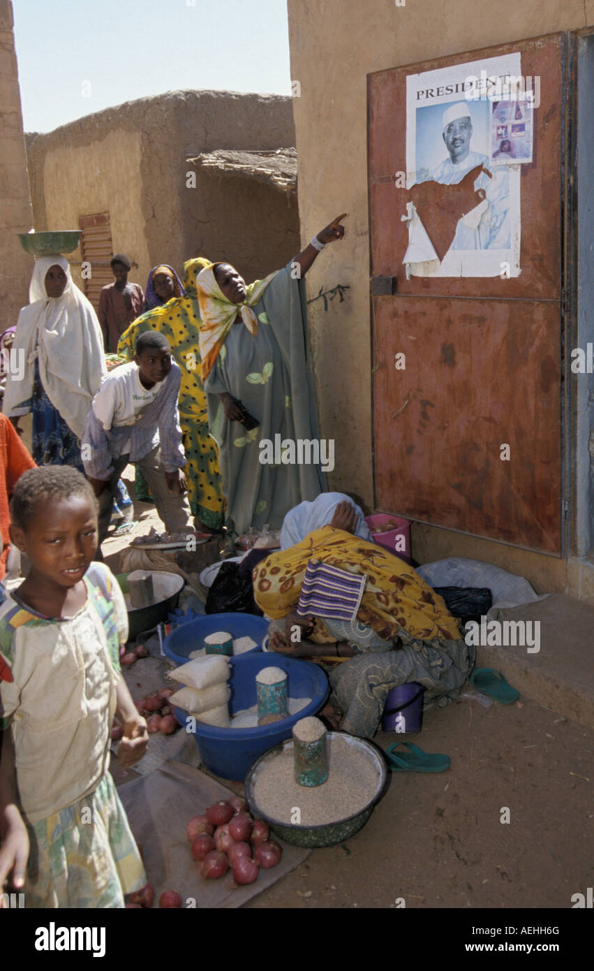 Mali Ansongo Woman showing affiche de président du Mali Banque D'Images