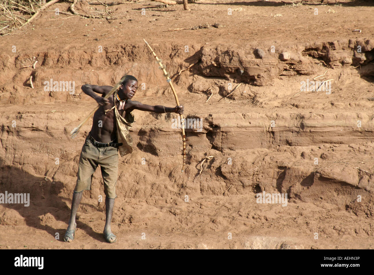 Chasseur de chasseurs-cueilleurs tribu Hadza la chasse avec arc et flèche près du lac Eyasi en Tanzanie Afrique de l'Est Banque D'Images