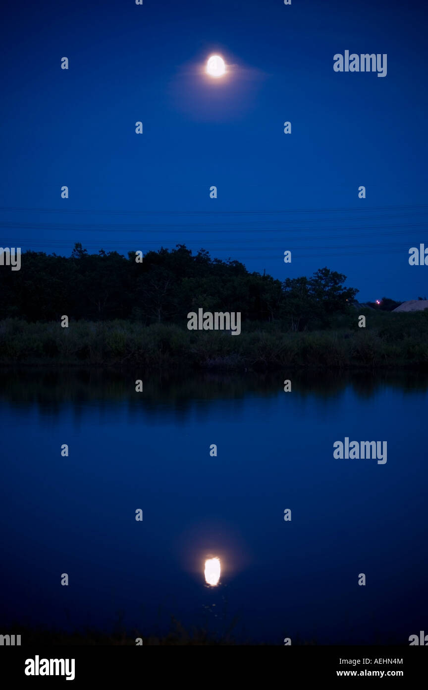 Bleu nuit lune sur un lac. Banque D'Images
