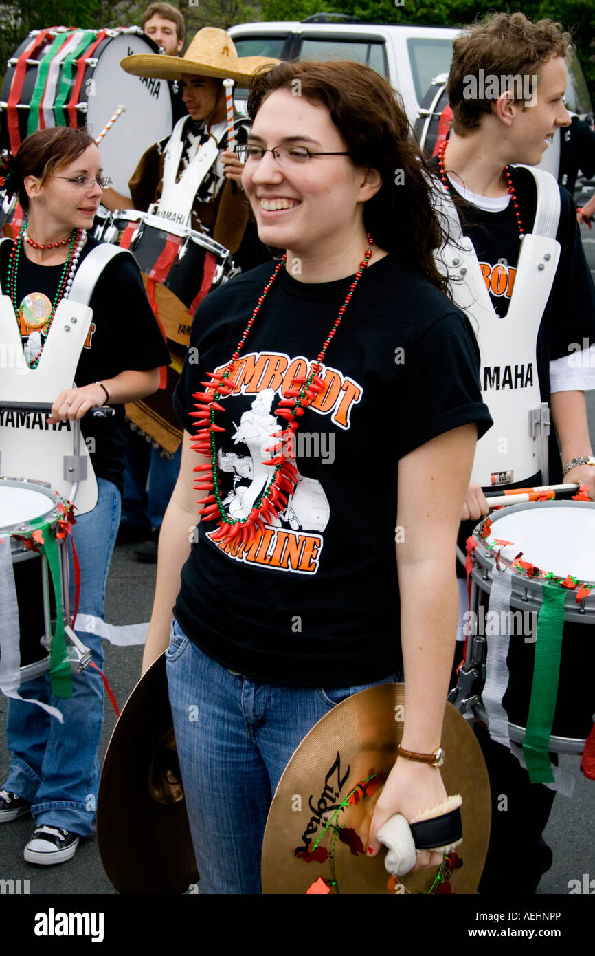 Heureux Femme Âge 17 cymbale défilé dans l'école Humboldt Drumline. Le Cinco de Mayo Fiesta. T 'Paul' Minnesota USA Banque D'Images