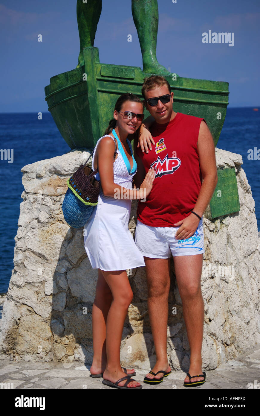 Couple par statue de combattant de la liberté grecque, Geogios Anemogiannis Gaois Gaois, Port,, Paxos, îles Ioniennes, Grèce Banque D'Images
