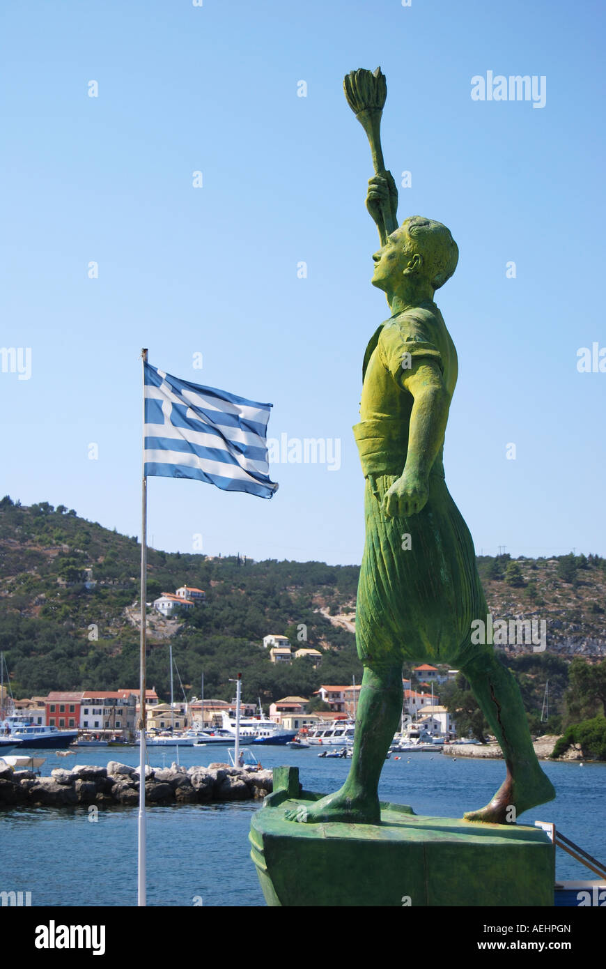 Statue de combattant de la liberté grecque, Geogios Anemogiannis Gaois, Port, Gaois, Paxos, îles Ioniennes, Grèce Banque D'Images