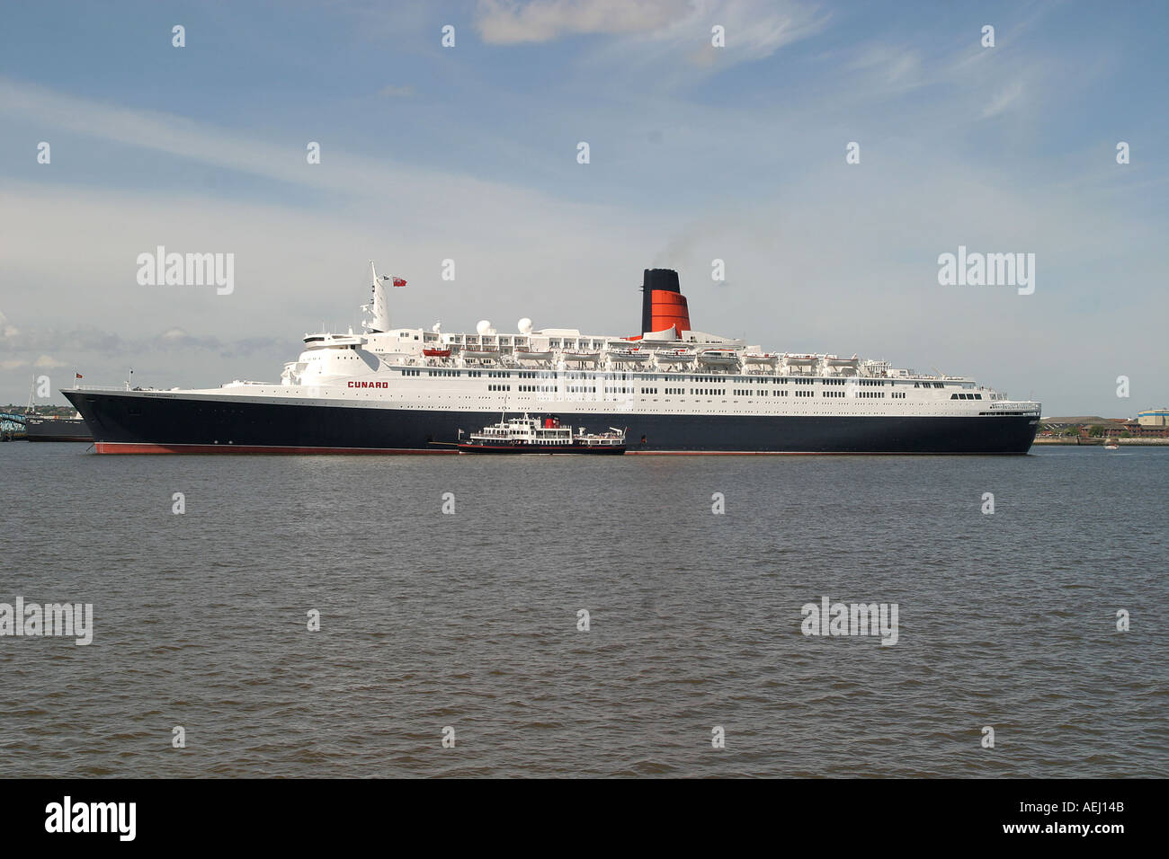 Le navire de croisière Queen Elizabeth II photographié sur la Mersey Liverpool avec la ville en arrière-plan Banque D'Images