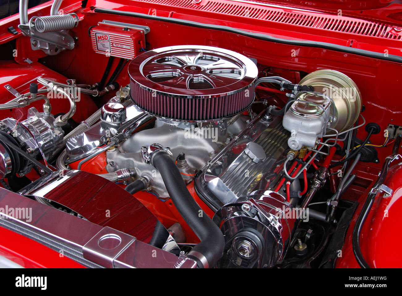 '^^sur mesure moteur V8 dans ^^1960 voiture américaine, en Californie. Banque D'Images