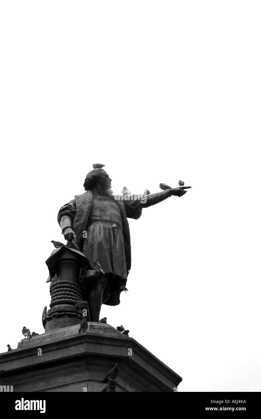 Statue de Columbus avec quelques pigeons sur elle à la Plaza Colon Santo Domingo République Dominicaine Banque D'Images