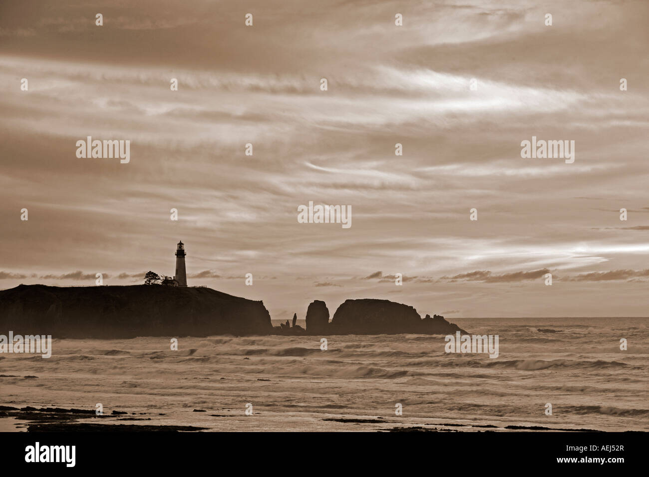 Le coucher du soleil et la marée basse à l'Oregon Phare Yaquina Banque D'Images