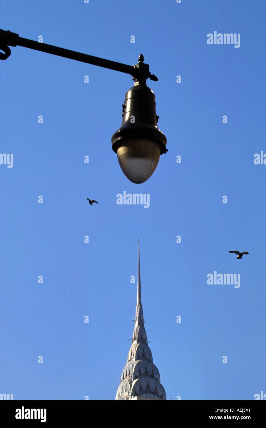 Lampe de rue plus de Chrysler Building spire, avec 2 oiseaux, Manhattan New York Banque D'Images
