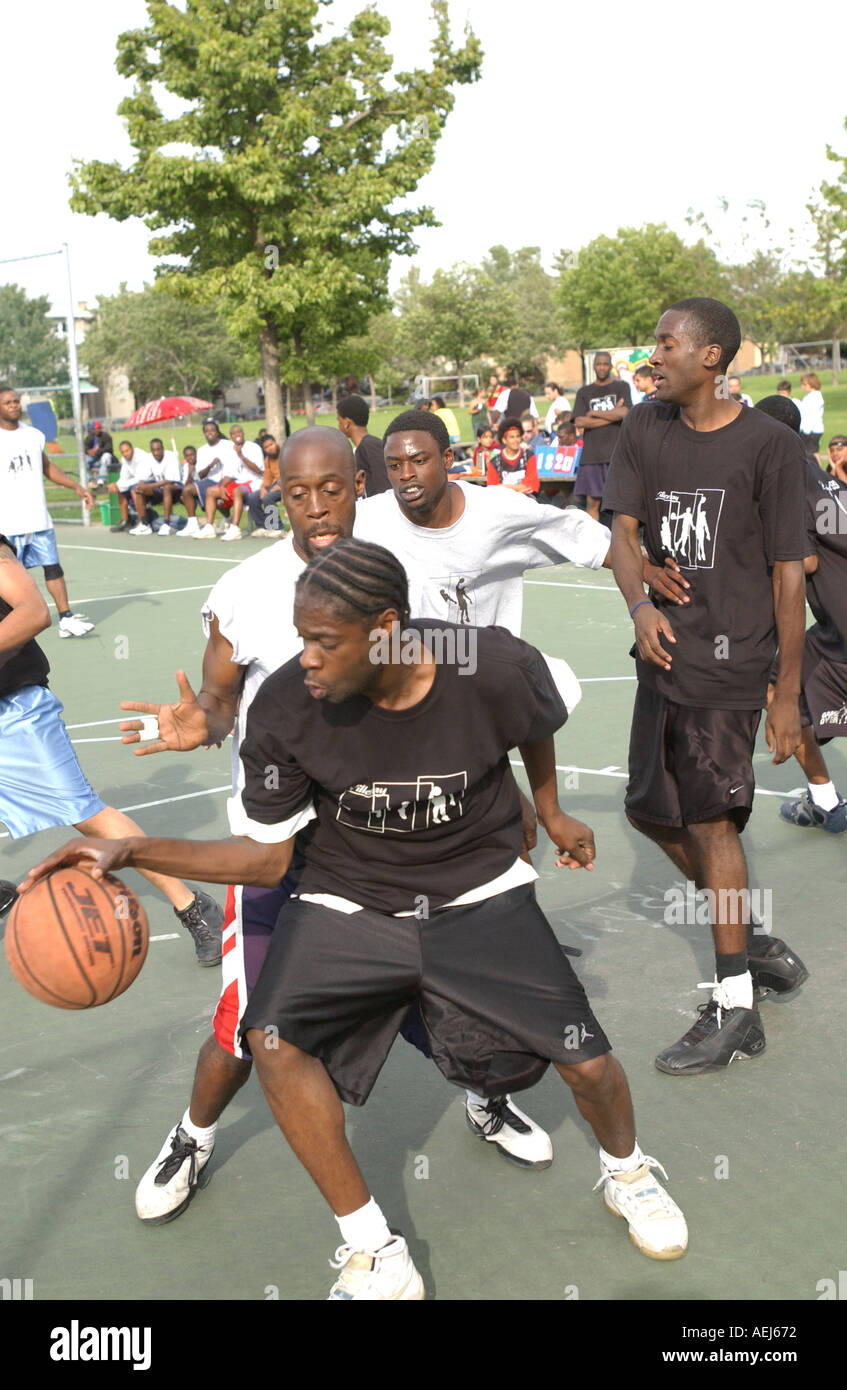 Basket-ball palying adolescents Banque D'Images