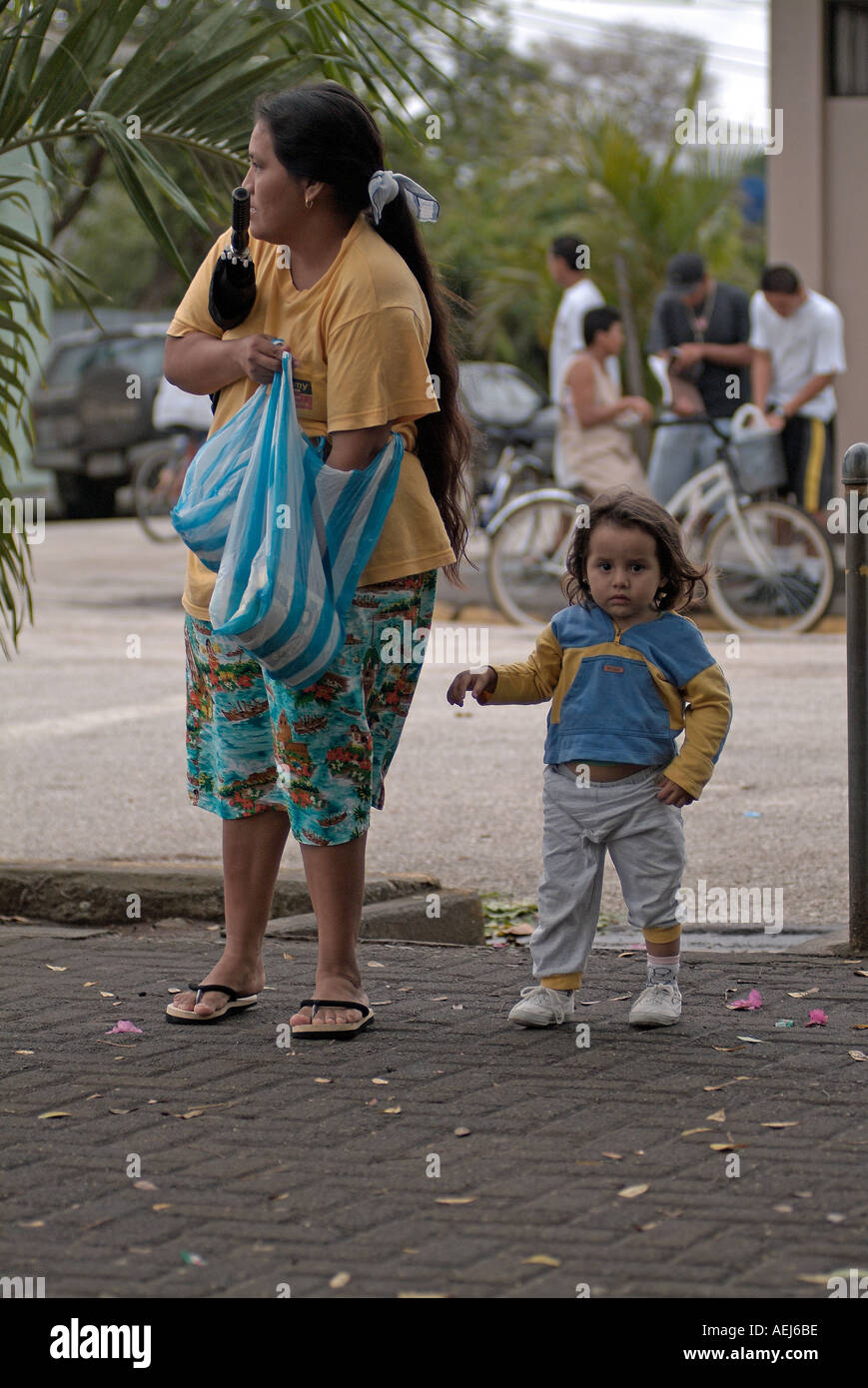 Costa Rica, mère et fille marche dans la rue Banque D'Images