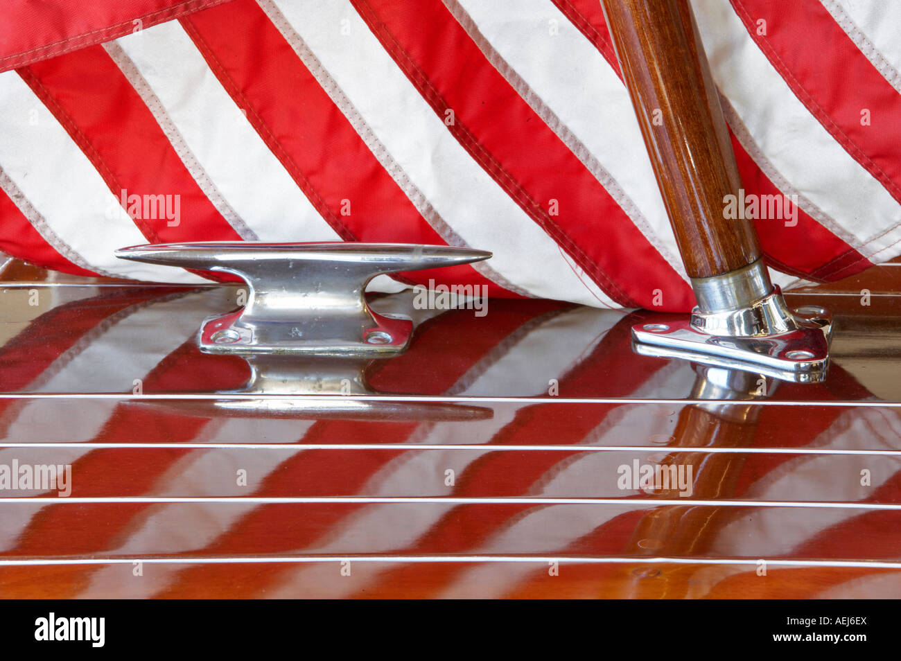 Drapeau américain et des accessoires chromés sur Hackercraft bateau en bois Lake Tahoe en Californie Banque D'Images