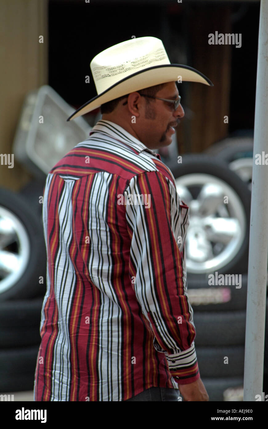 L'homme portant un chapeau Texan Photo Stock - Alamy