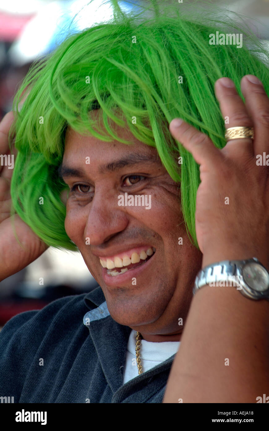 Homme portant une perruque verte Photo Stock - Alamy
