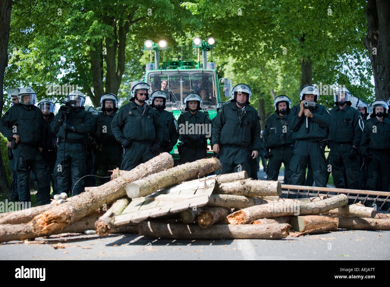 Les agents de police derrière une barricade, la route d'accès au sommet du G-8, Mecklembourg-Poméranie-Occidentale, Allemagne Banque D'Images