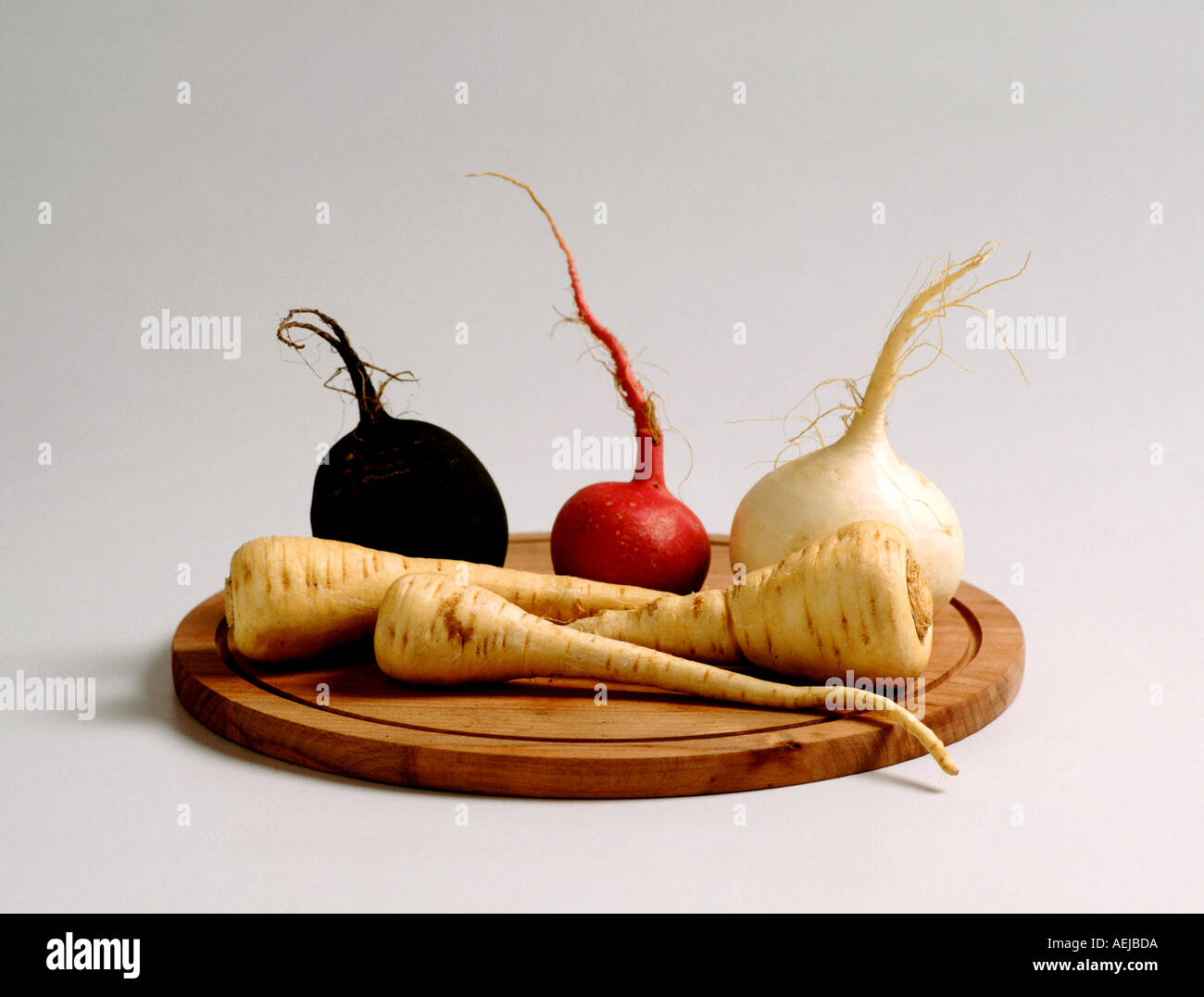 Racine comestible de matières premières alimentaires légumes frais cultivés découpe découpe légumes contour fond blanc Banque D'Images