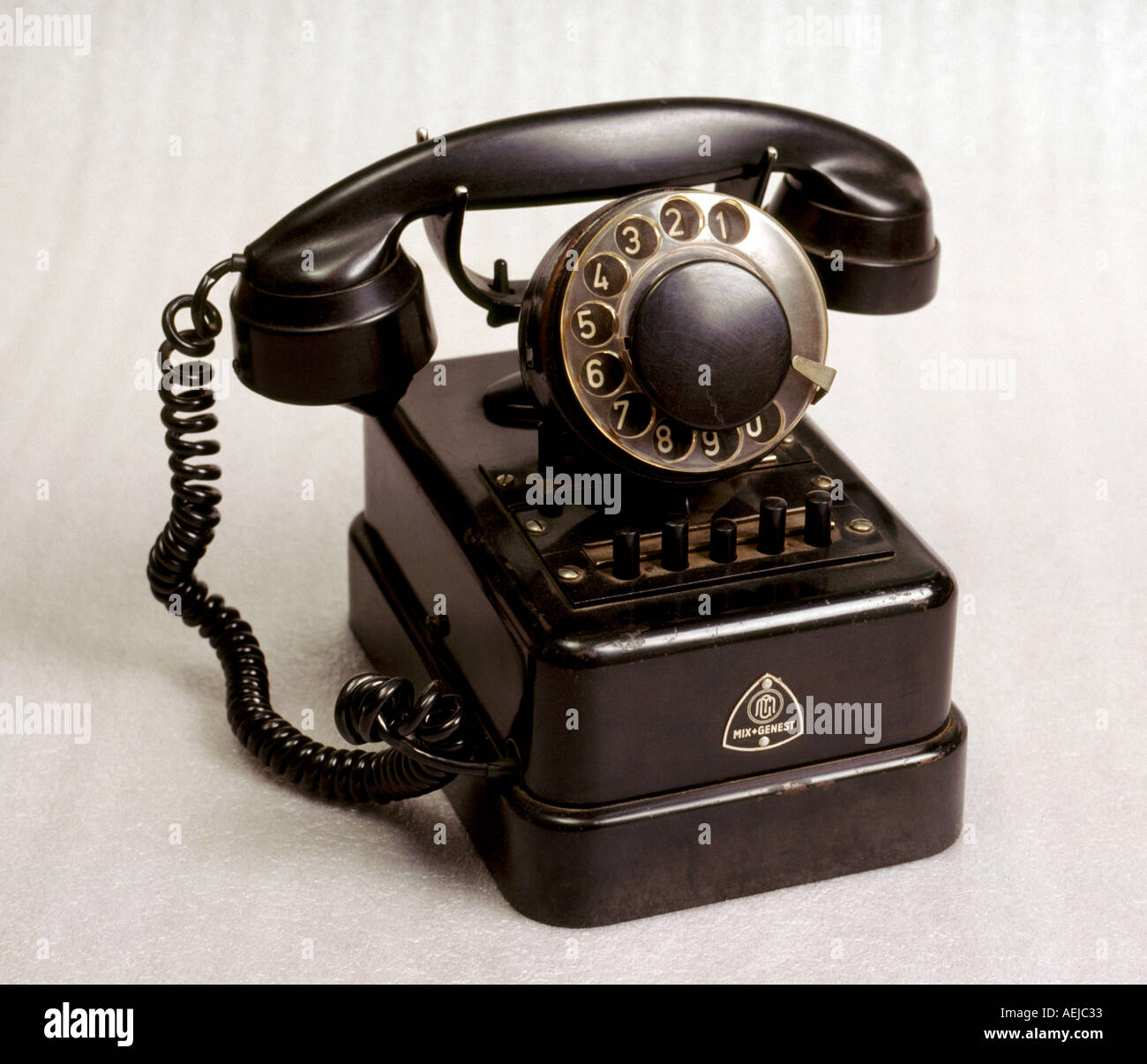 Téléphone ancien passe-temps plus vieux téléphone sans fil ventilateur  communiquer parler cut out cropped fond blanc contours Photo Stock - Alamy