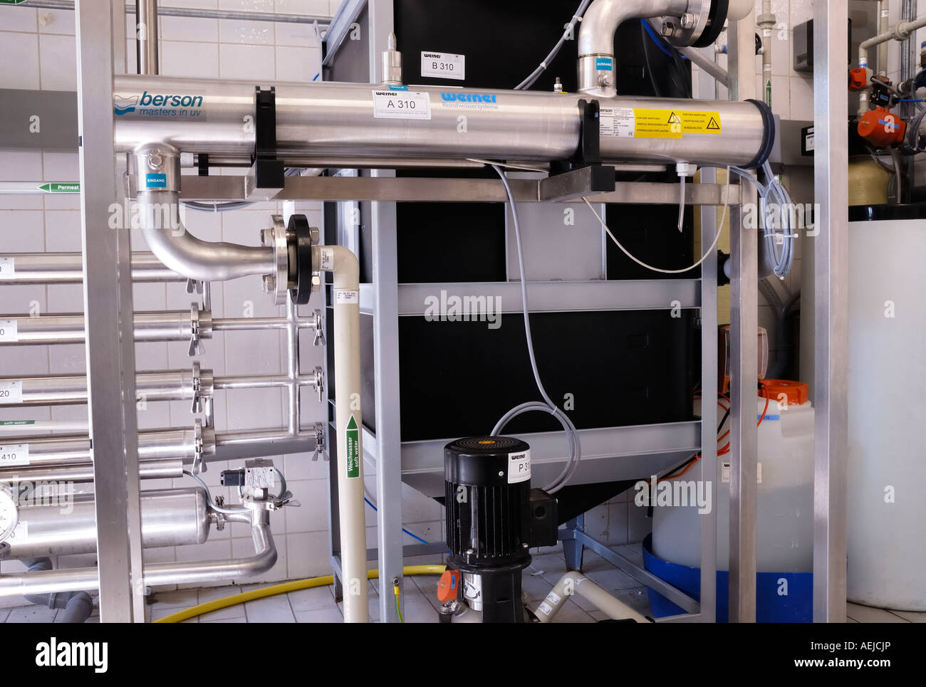 L'usine de production d'eau purifiée avec modules omose inversée à l'arrière de l'unité de désinfection UV-anf dans l'avant de photo Banque D'Images