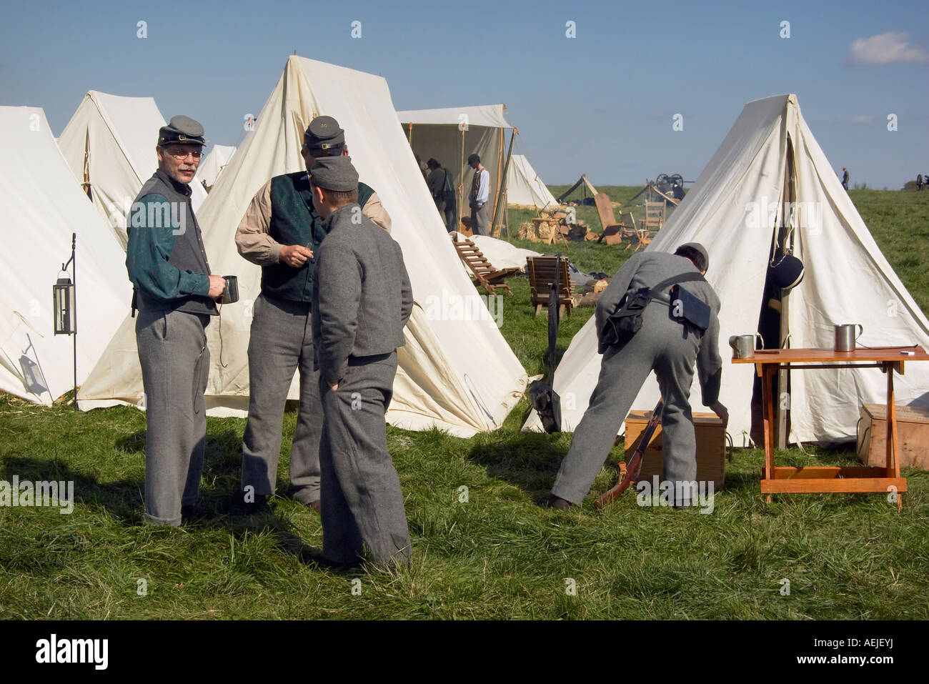 Soldat confédéré reenactors préparer le camp pour la journée Banque D'Images