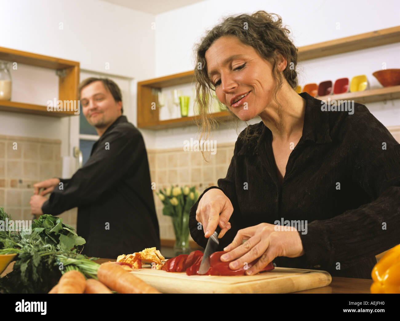 Mature couple preparing meal Banque D'Images