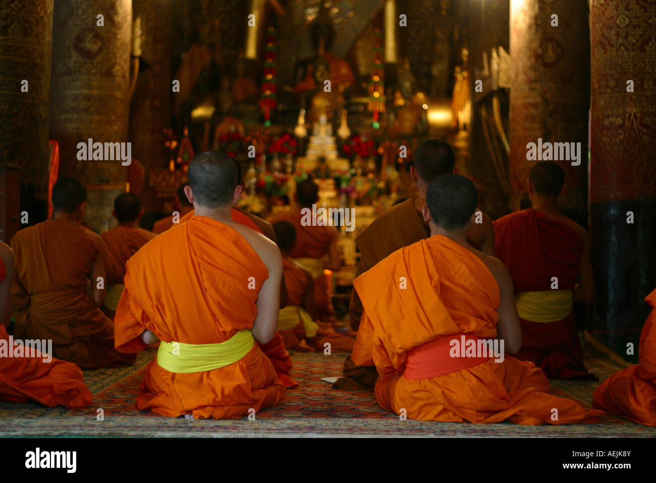 Prière du soir des moines au temple Vat Xieng Thong de Luang Prabang, Laos Banque D'Images