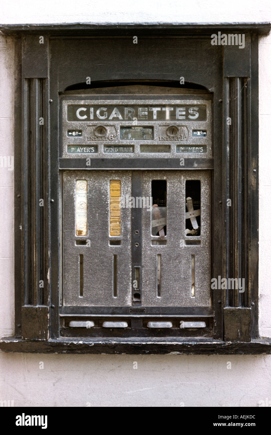 Ancien distributeur de cigarettes Banque de photographies et d'images à  haute résolution - Alamy