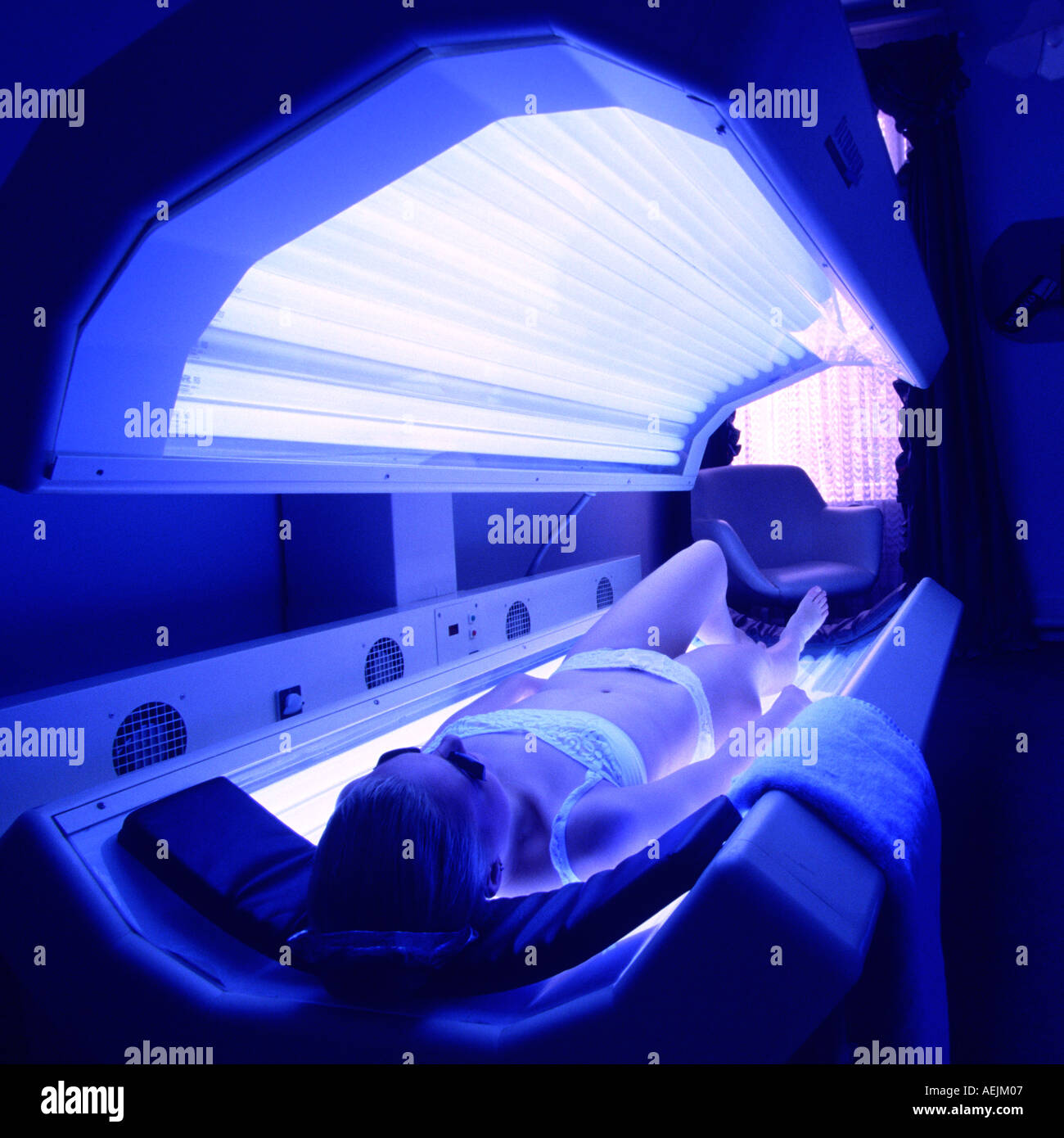 Santé Beauté fille sur le bronzage en salon de bronzage tan Banque D'Images