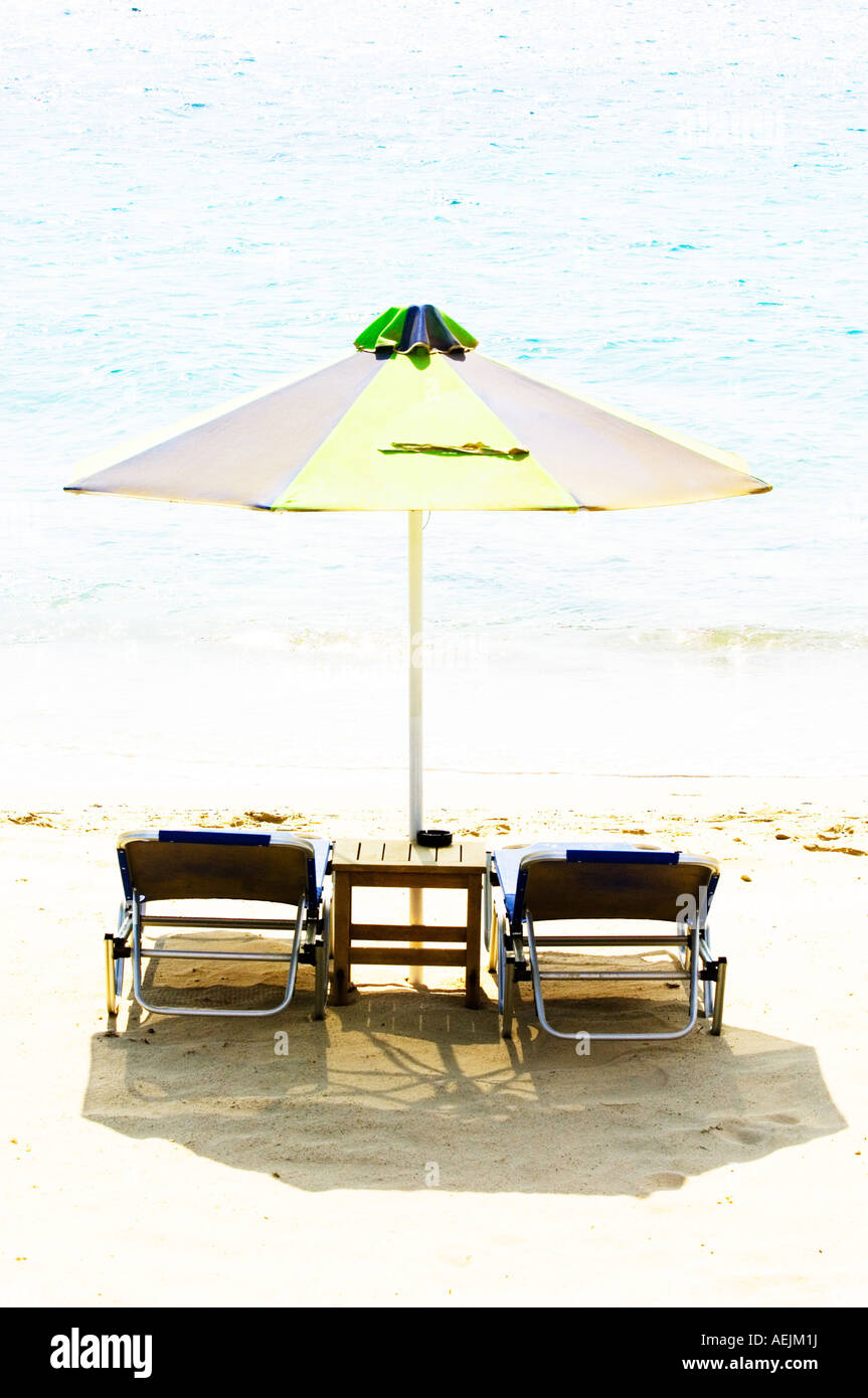 Parasol sur la plage, avec deux chaises en toile, la Grèce. Banque D'Images