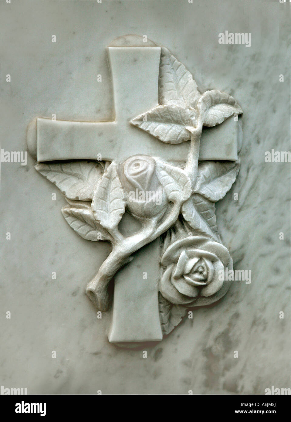 Croix avec rose, relief sur une pierre tombale Banque D'Images