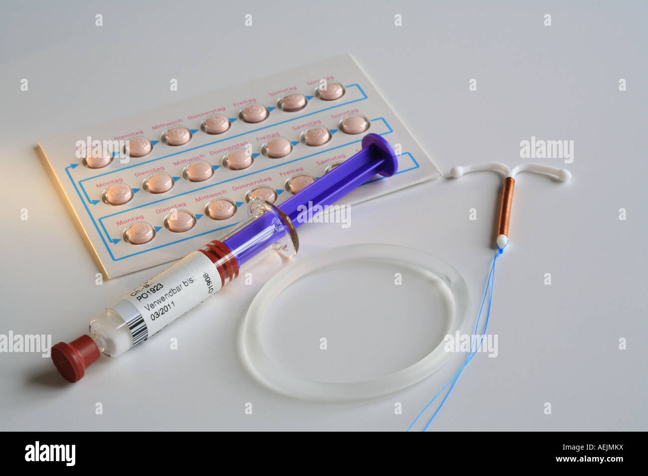 Pilule contraceptive et coin (dispositif intra-utérin DIU), anneau, bague Nuva hormon, injection hormon Banque D'Images
