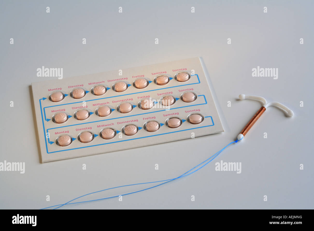 Pilule contraceptive et coin (dispositif intra-utérin DIU) Banque D'Images