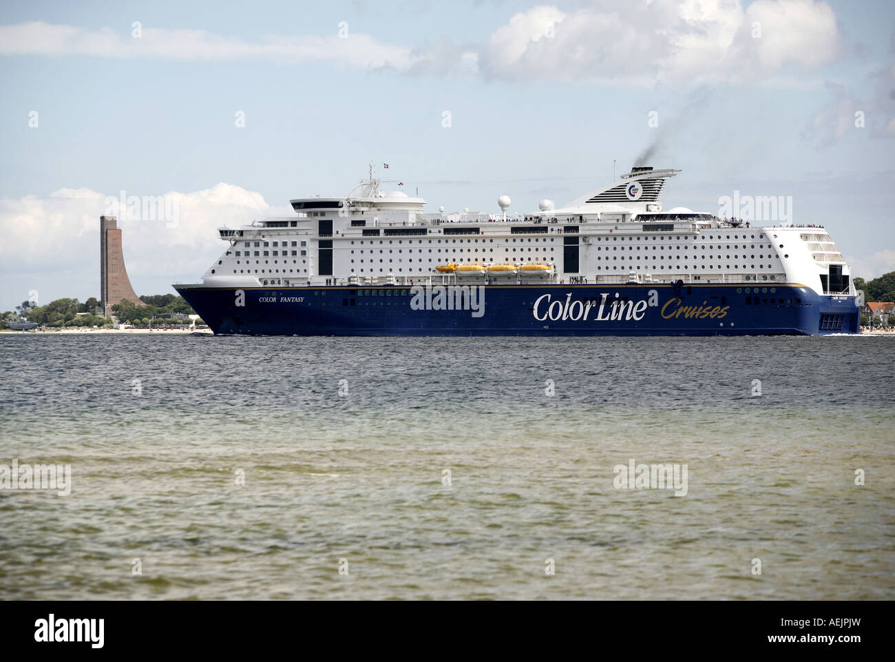 Ferry Boat, couleur, ligne Kiel-Oslo, dans la baie de Kiel, sur la gauche, vu l'abeille Laboer monument, Kiel, Schleswig-Holstein, Banque D'Images