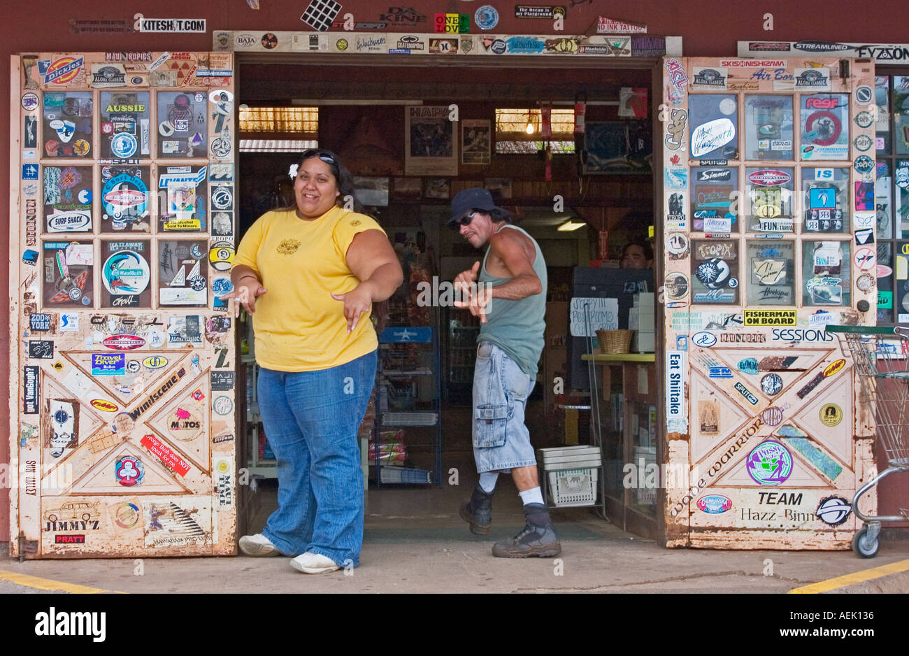 Général Kawewehi dpai commis de magasin et un client en donnant le signe Shaka para Maui Hawaii Banque D'Images