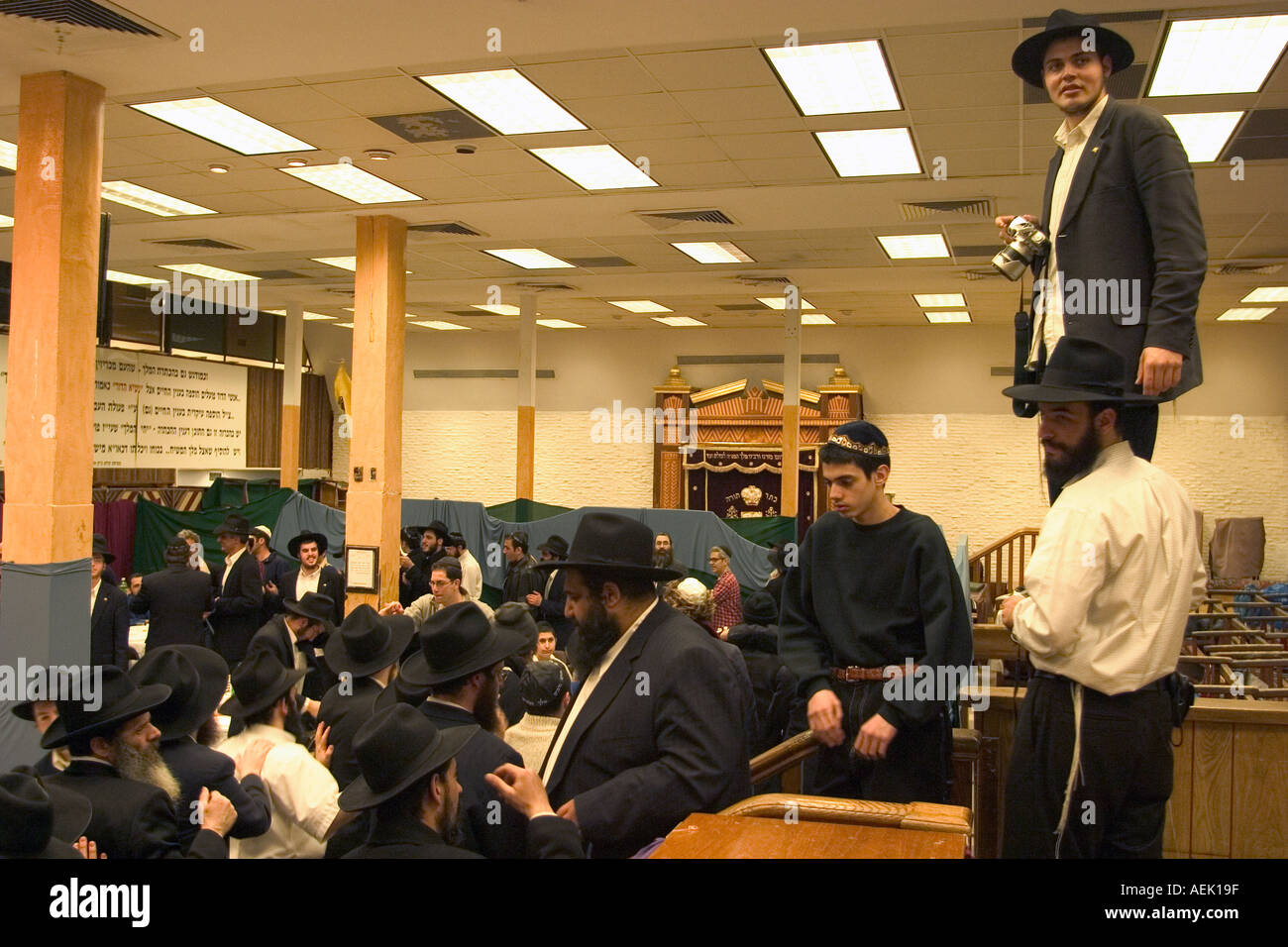 Les membres de la secte hassidique Loubavitch de Juifs célébrer l'anniversaire de son fondateur le rabbin Schneerson à leur siège et le tem Banque D'Images