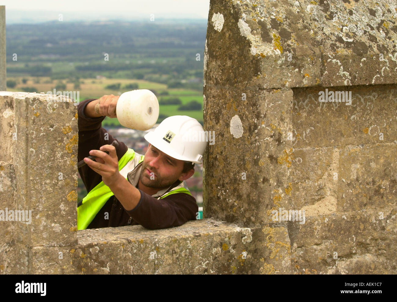 Travaux de restauration À ST MICHAELS TOWER SUR TOR DE GLASTONBURY EST PRESQUE TERMINÉ : tailleur de pierres JON LIDDLE JUILLET 2003 Banque D'Images