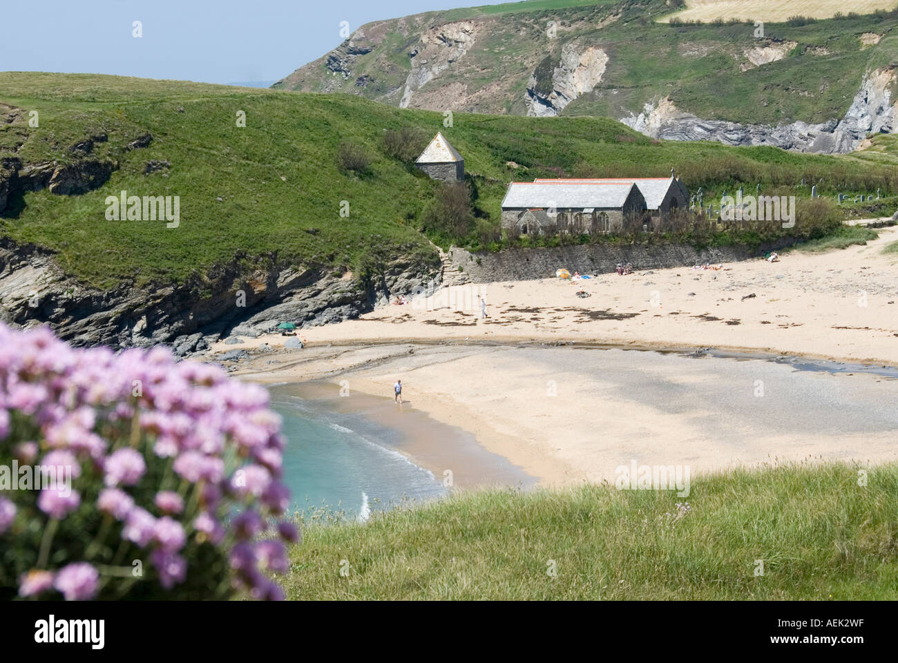 Paysage de Cornouailles peu de gens sur la plage de bord de mer à Church Cove Gunwalloe Parish Church of Saint Winwaloe ancien bâtiment classé Grade I Angleterre Royaume-Uni Banque D'Images