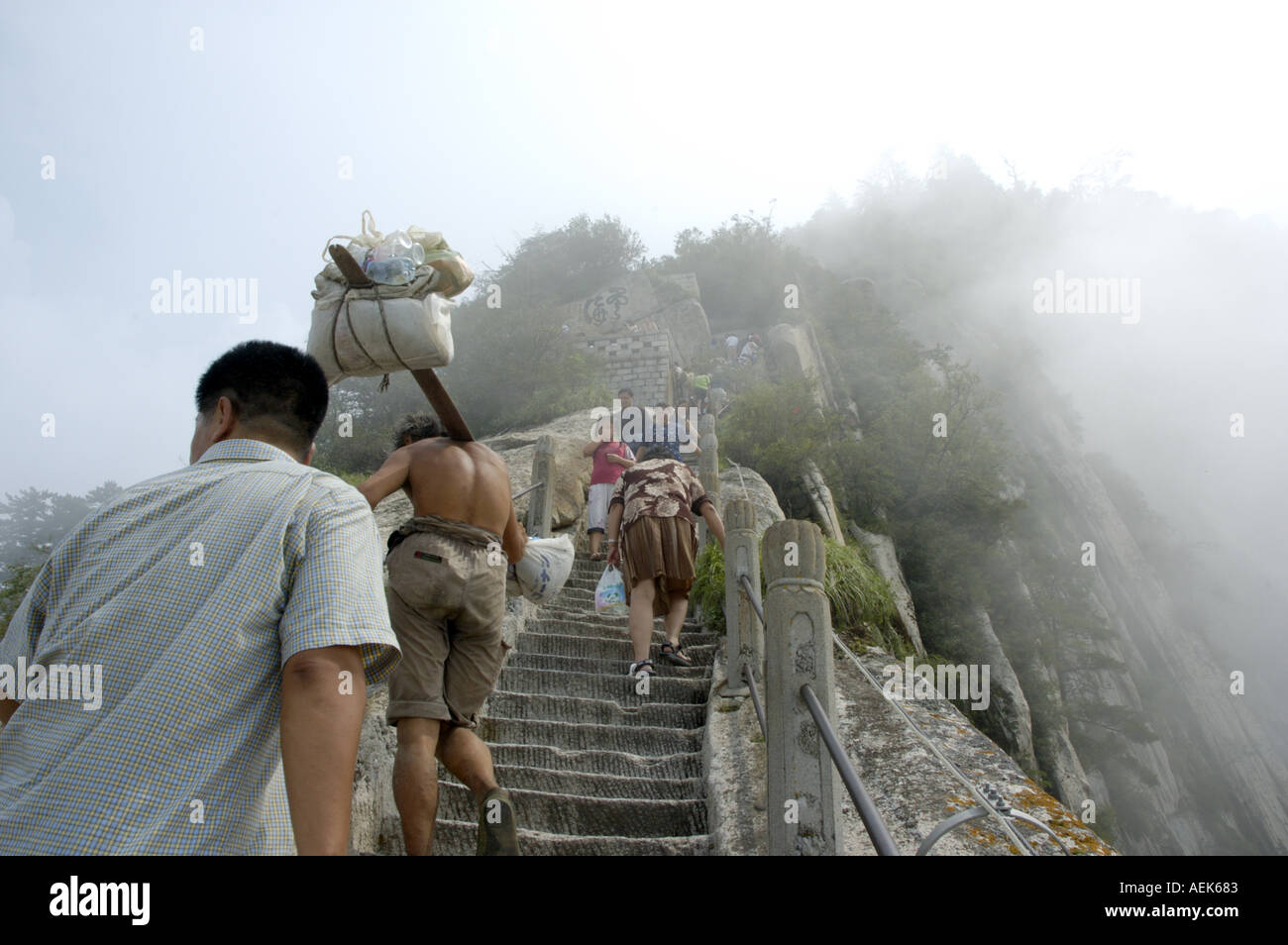 Les touristes l'escalade du Mont Hua, une des cinq montagnes sacrées taoïstes, dans le Shaanxi, Chine. Banque D'Images