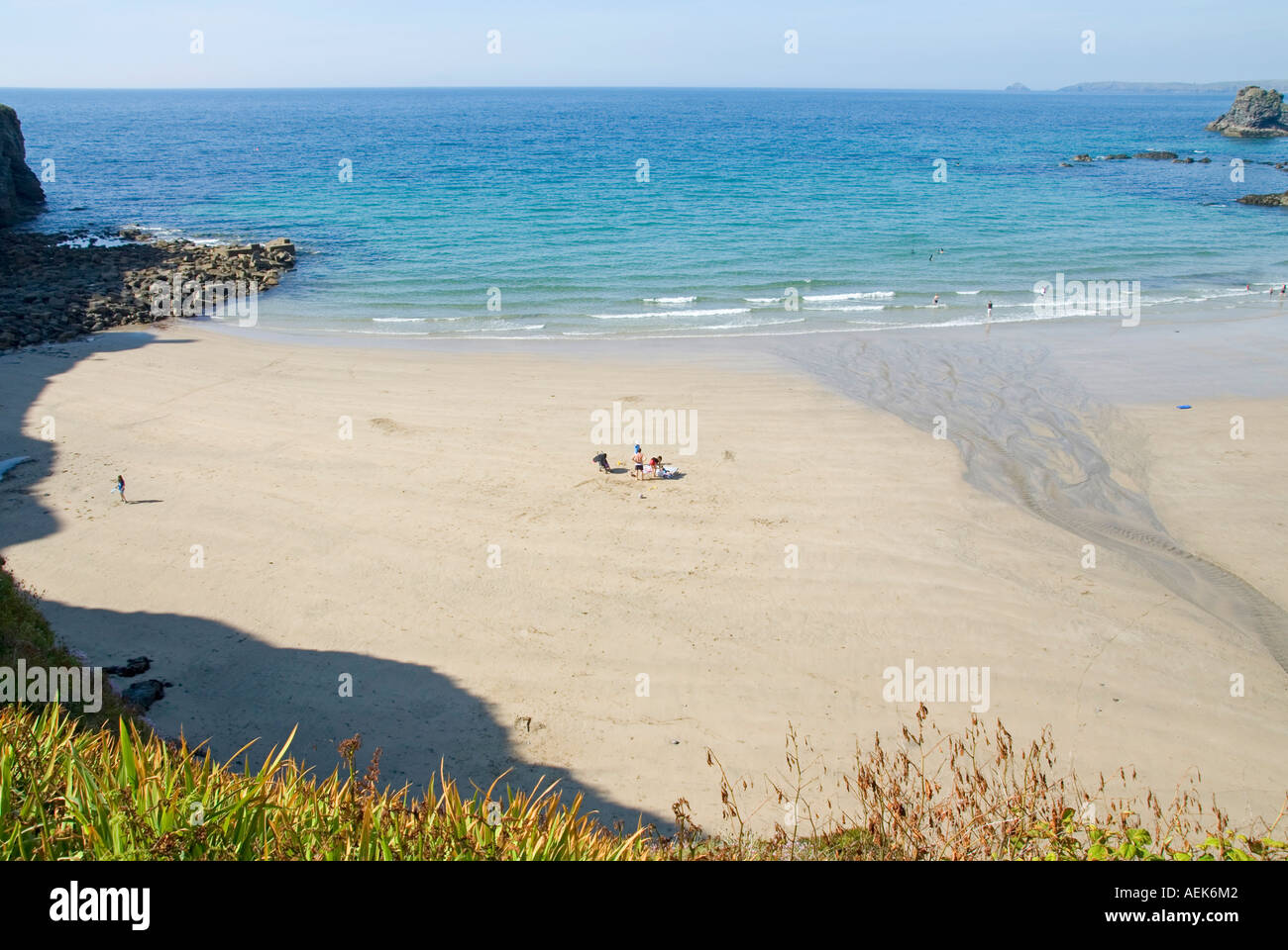 Trevaunance Cove mer bleue et paysage St Agnes famille sur la plage de sable calme falaise en toile de fond célèbre pour être cuivre et étain port Cornwall Angleterre Royaume-Uni Banque D'Images