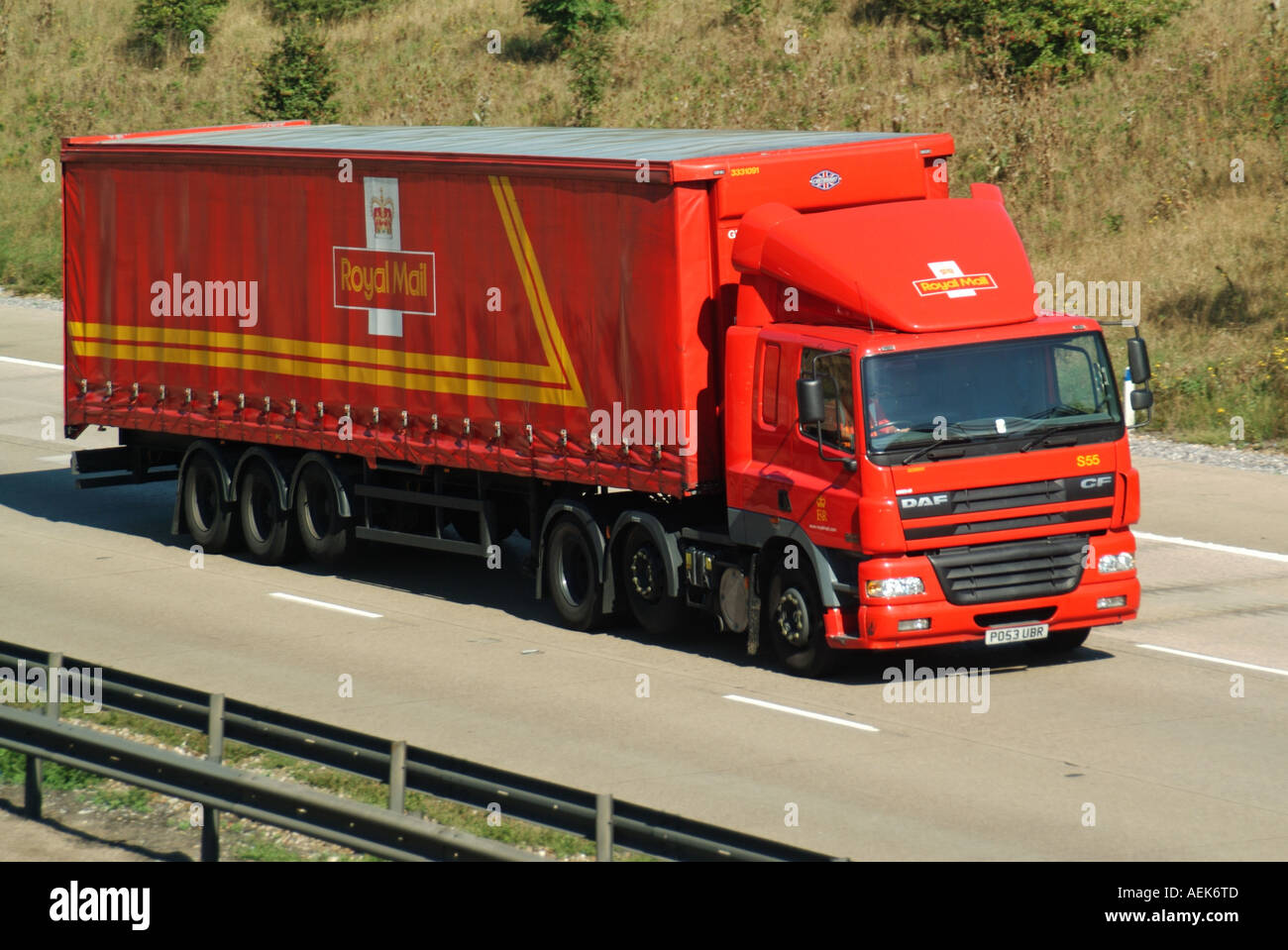 Royal Mail Red DAF CF camion hgv POWER Unit & conducteur Soft Side Slip articulé remorque pont levé pour économiser l'usure des pneus autoroute M25 Royaume-Uni Banque D'Images